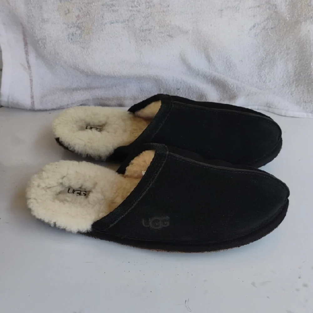 UGG SLIPPER Size 9 Men - Picture 1 of 6